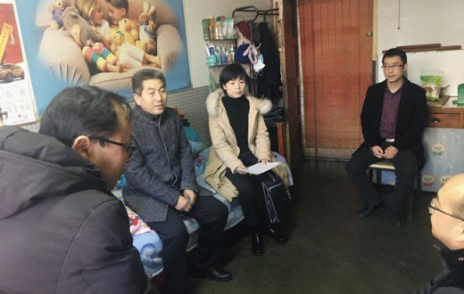 市国资委副主任王海斌前往伟宝粤小区慰问困难党员