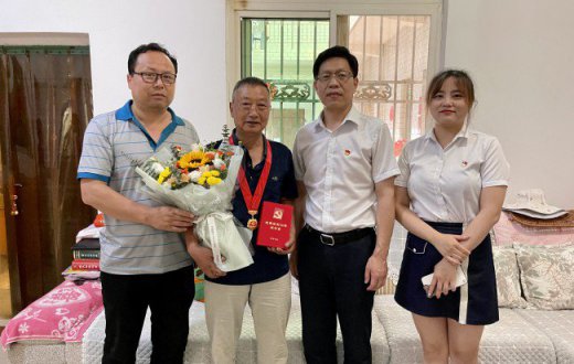 市国资委主任朱吉良看望慰问困难党员、 光荣在党50年老党员