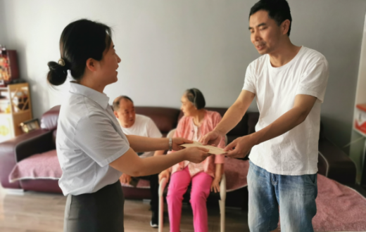 “七一”慰问传党情 真诚关怀暖人心 —— ——宝鸡市国有资产经营有限责任公司党委 开展“七一”前夕走访慰问生活困难党员活动