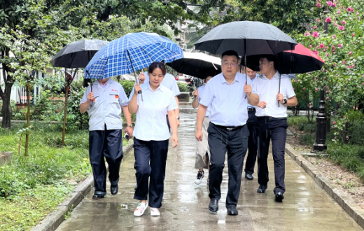 汛期督查不松懈  隐患排查保安全 —— ——宝鸡市国有资产经营有限责任公司 党委书记、董事长罗鹏伟一行赴物业小区督导检查防汛工作