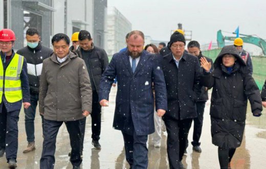 筑巢引凤 助推宝鸡工业高质量发展 —— 俄罗斯奔萨斯坦克机床制造beat365官方网站董事长阿列克·科切科夫一行到城铁城数控机床产业园参观考察