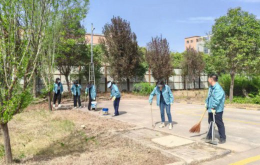 党员引领作表率  义务劳动践初心 —— 宝鸡四通驾驶人智能考试beat365官方网站组织开展义务劳动